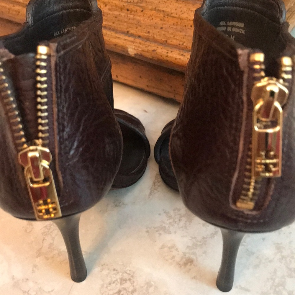 This leather sandals look great